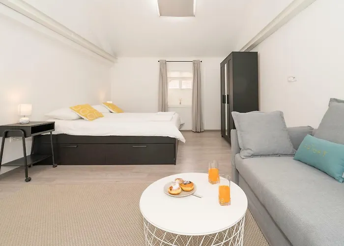 Apartment Loft At Republic Square Split