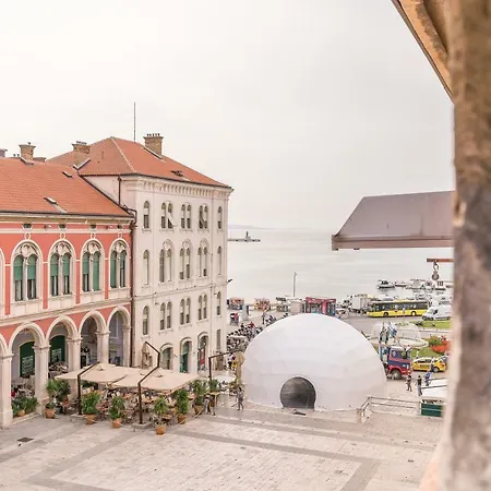 Loft At Republic Square Daire